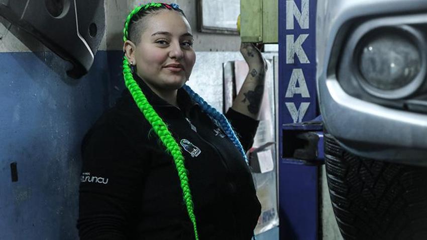 Fotoğrafçılıktan motor tamirine! Ankara'da sanayi sitesinin tek kadın ustası Mia'nın hedefi kendi dükkanını açmak