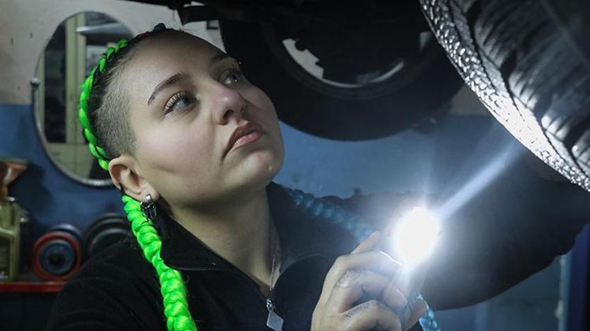 Fotoğrafçılıktan motor tamirine! Ankara'da sanayi sitesinin tek kadın ustası Mia'nın hedefi kendi dükkanını açmak
