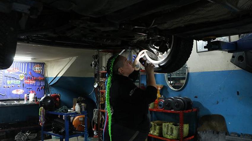 Fotoğrafçılıktan motor tamirine! Ankara'da sanayi sitesinin tek kadın ustası Mia'nın hedefi kendi dükkanını açmak