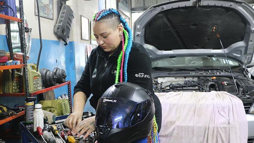 Fotoğrafçılıktan motor tamirine! Ankara'da sanayi sitesinin tek kadın ustası Mia'nın hedefi kendi dükkanını açmak