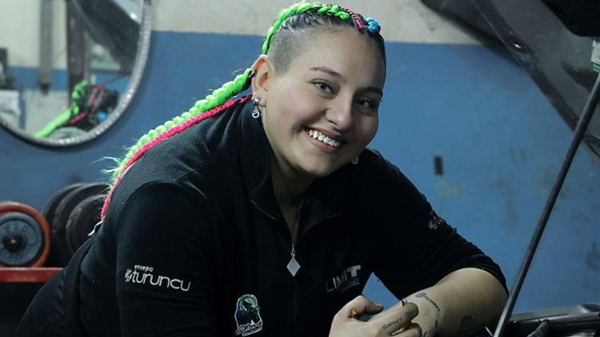 Fotoğrafçılıktan motor tamirine! Ankara'da sanayi sitesinin tek kadın ustası Mia'nın hedefi kendi dükkanını açmak