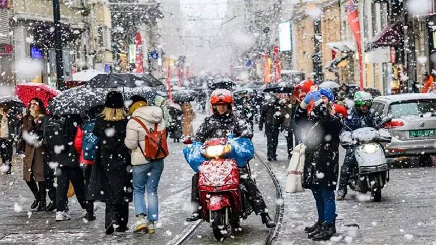 Beklenen yoğun kar yağışı daha başlamadı! Lapa lapa kar aralıksız yağacak, günlerce sürecek