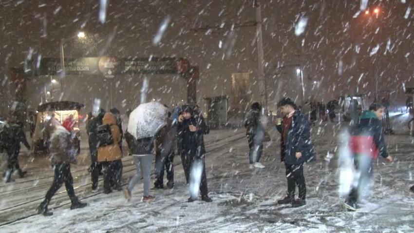 Kar fırtınası geliyor! Günlerce sürecek, Meteoroloji, İstanbul için alarma geçildi, hepsi iptal edildi