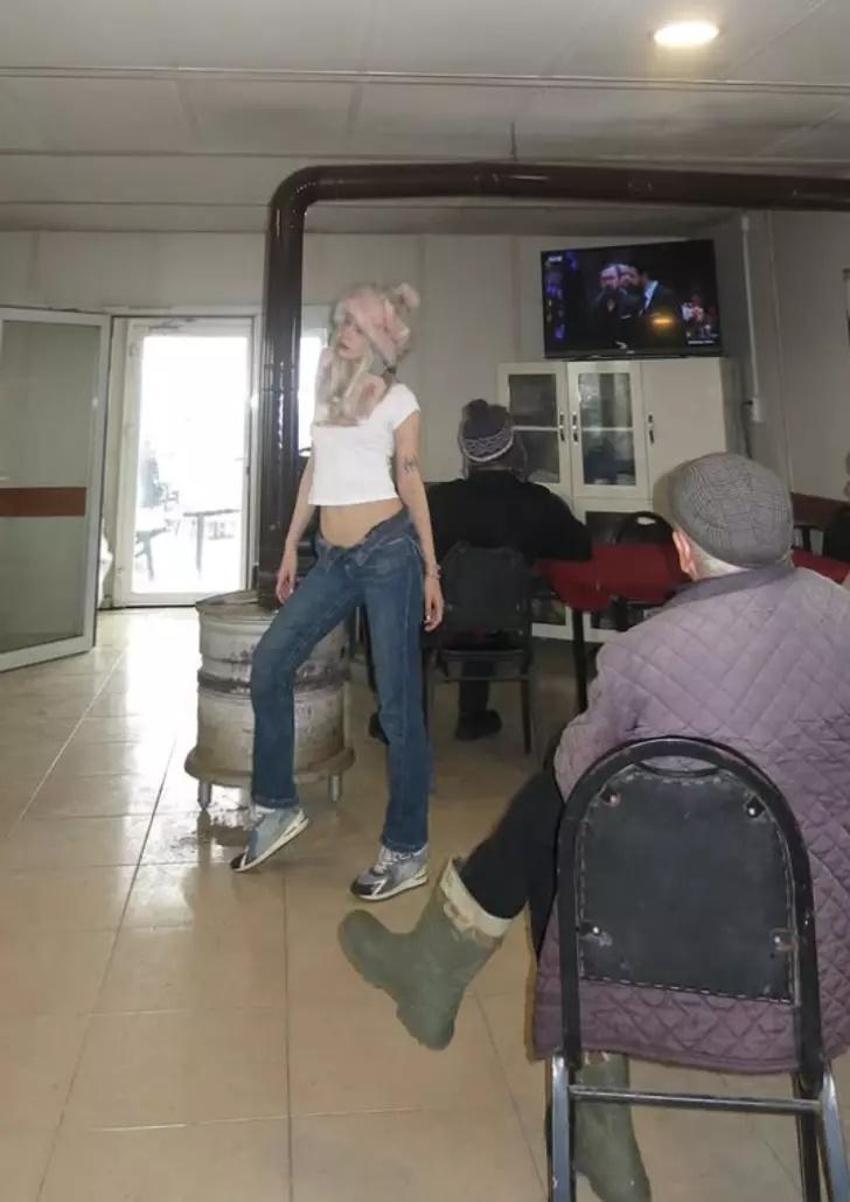 Aleyna Tilki'nin kahvehanede amcalarla birlikte verdiği pozlar olay oldu!