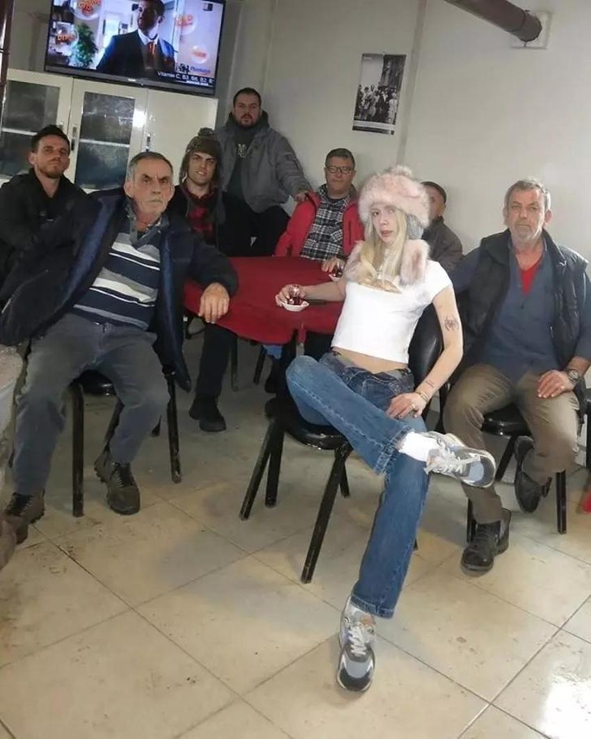 Aleyna Tilki'nin kahvehanede amcalarla birlikte verdiği pozlar olay oldu!