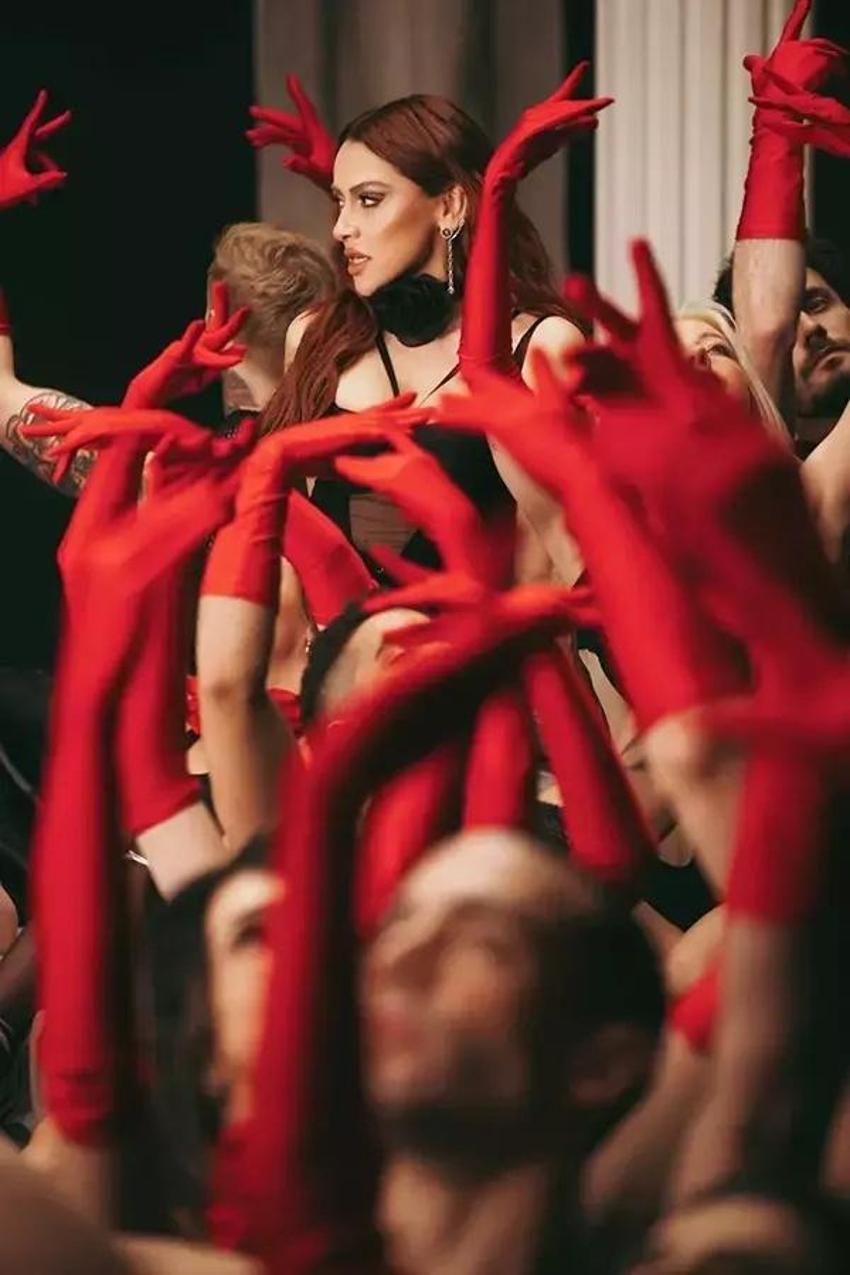 Hadise'nin klip fotoğrafları ortalığı kasıp savurdu!