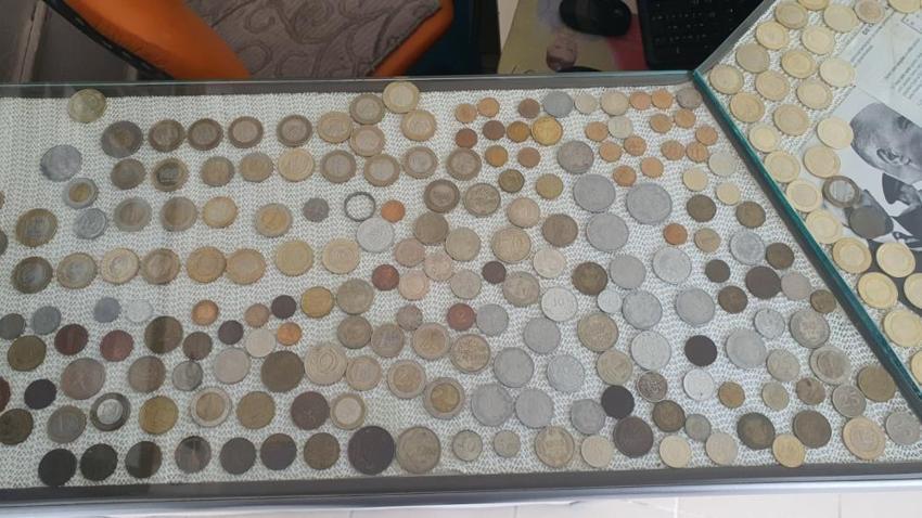 Nostalji ve koleksiyon tutkusu bir arada! 40 ülkenin paralarından oluşturduğu koleksiyon yoğun ilgi görüyor