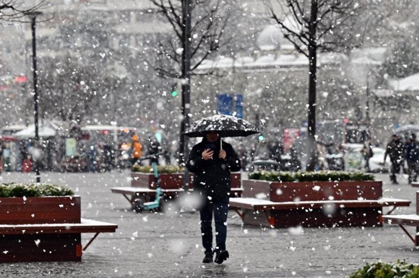 Lapa lapa kar yağışı için Meteoroloji ve AKOM'dan uyarılar peş peşe geldi! Sibirya soğukları İstanbul'u donduracak