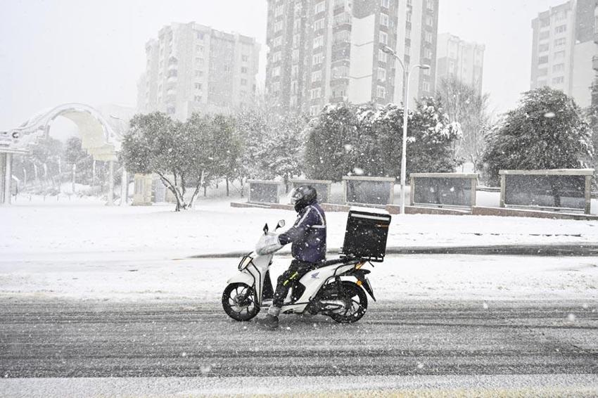 Lapa lapa kar yağışı için Meteoroloji ve AKOM'dan uyarılar peş peşe geldi! Sibirya soğukları İstanbul'u donduracak