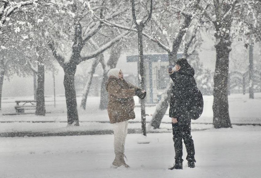 Lapa lapa kar yağışı için Meteoroloji ve AKOM'dan uyarılar peş peşe geldi! Sibirya soğukları İstanbul'u donduracak