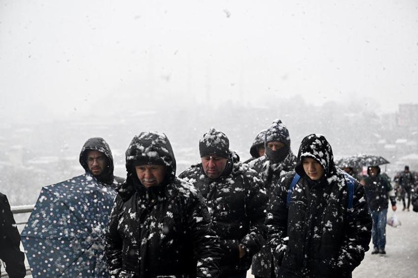 Lapa lapa kar yağışı için Meteoroloji ve AKOM'dan uyarılar peş peşe geldi! Sibirya soğukları İstanbul'u donduracak