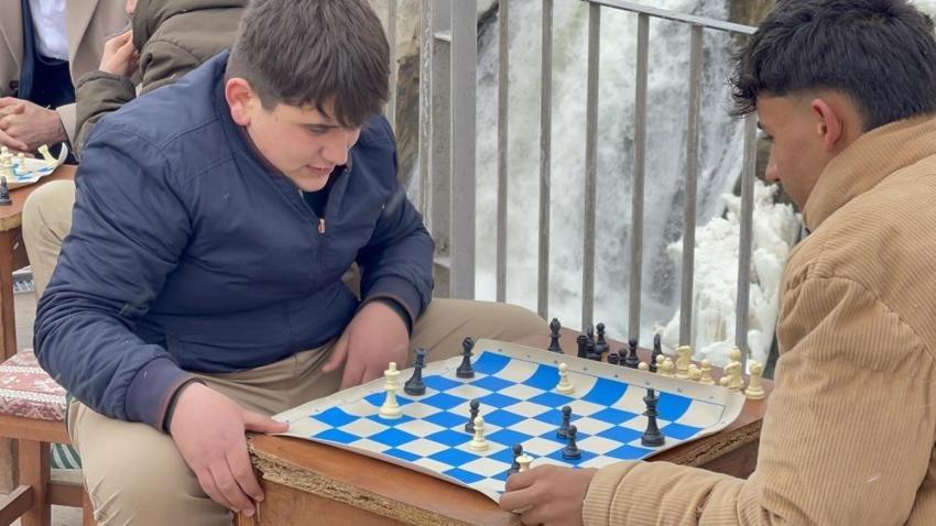 Muradiye Şelalesi'nde çöp toplayıp satranç oyandılar
