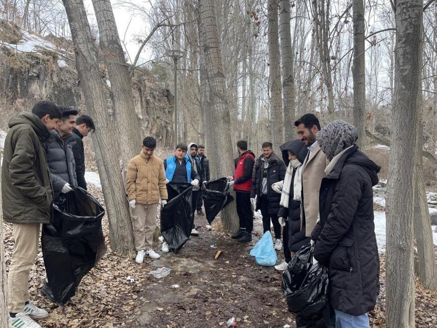 Muradiye Şelalesi'nde çöp toplayıp satranç oyandılar