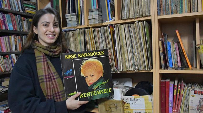 Trabzon'da 91 yaşındaki sahaf hastalıklarına rağmen dükkanını açarak insanların faydalanmasını istiyor