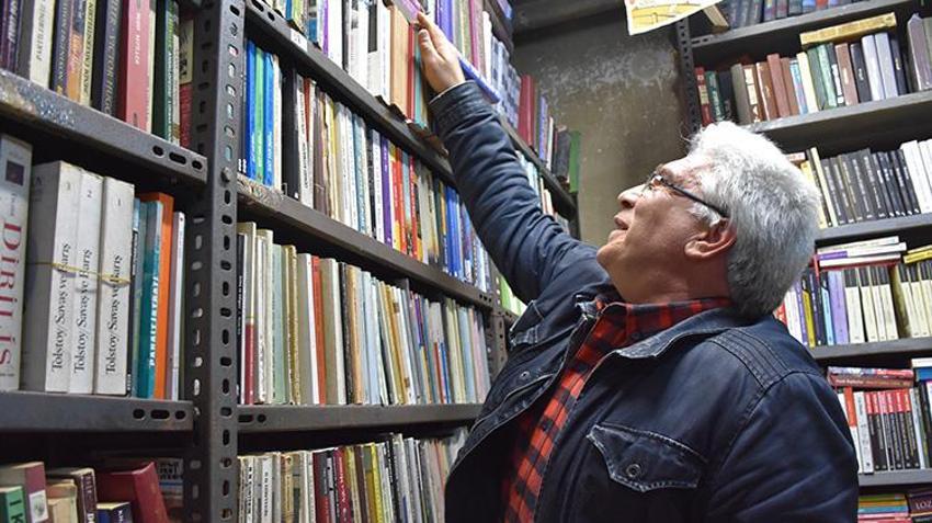 Trabzon'da 91 yaşındaki sahaf hastalıklarına rağmen dükkanını açarak insanların faydalanmasını istiyor