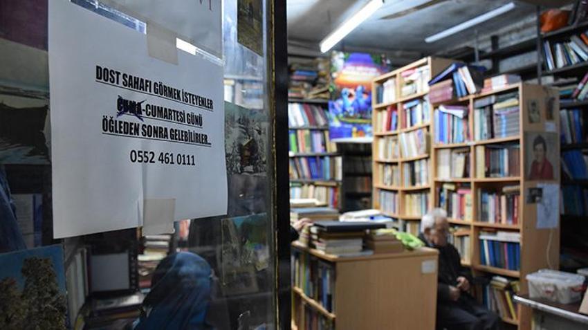 Trabzon'da 91 yaşındaki sahaf hastalıklarına rağmen dükkanını açarak insanların faydalanmasını istiyor