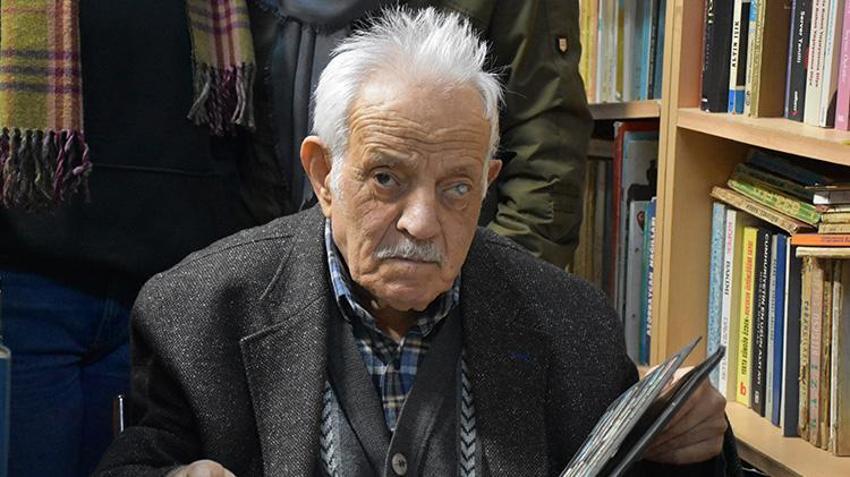 Trabzon'da 91 yaşındaki sahaf hastalıklarına rağmen dükkanını açarak insanların faydalanmasını istiyor