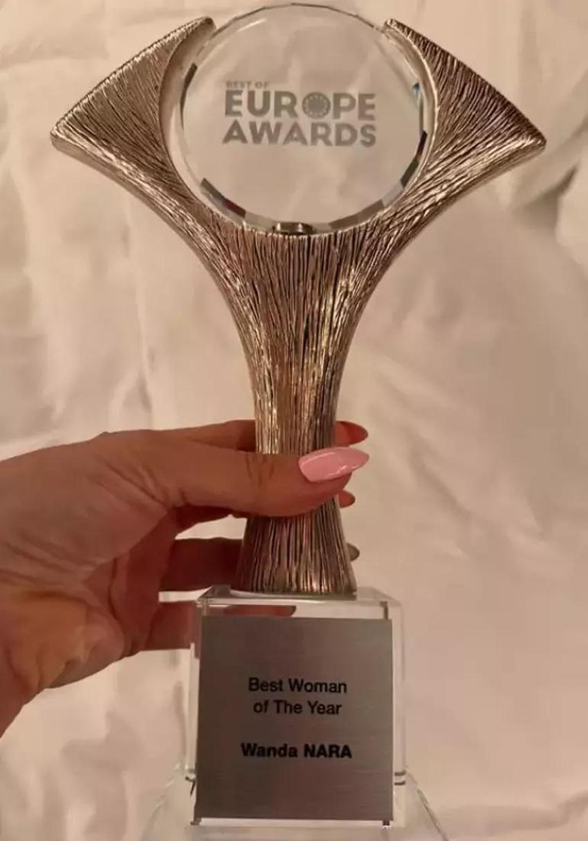 Wanda Nara 'Yılın kadını' ödülünü aldı elbisesi dikkat çekti