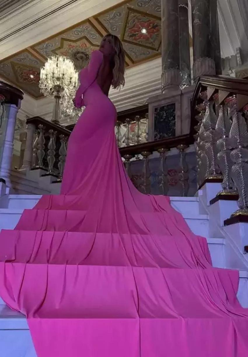 Wanda Nara 'Yılın kadını' ödülünü aldı elbisesi dikkat çekti