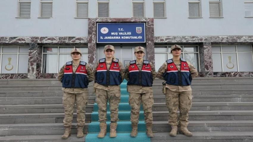 Kadın komutanlar kar kış demeden yollara düştü! Kapı kapı anlatıyorlar
