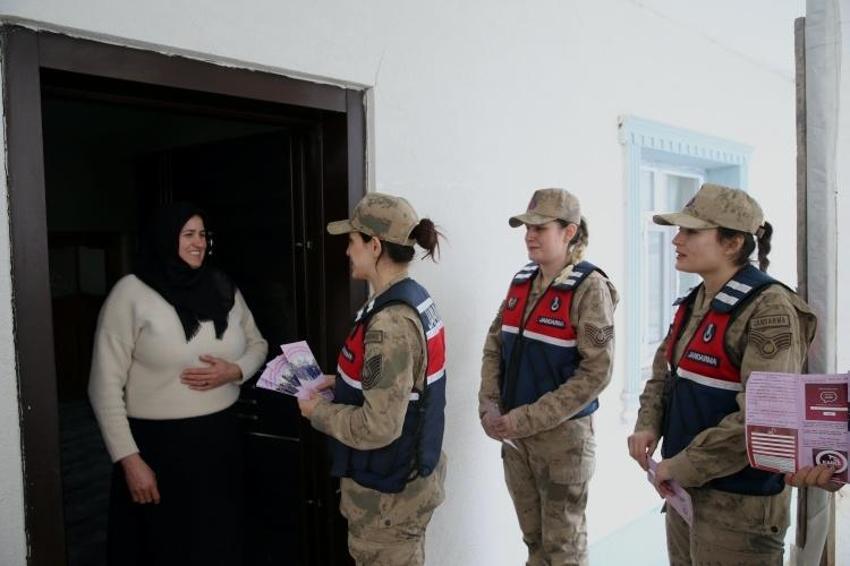 Kadın komutanlar kar kış demeden yollara düştü! Kapı kapı anlatıyorlar
