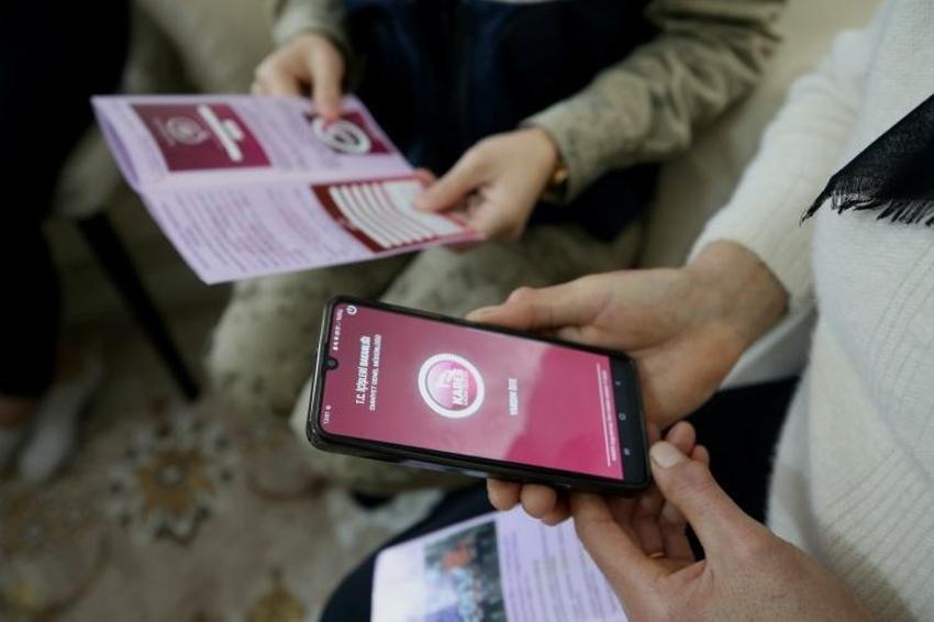 Kadın komutanlar kar kış demeden yollara düştü! Kapı kapı anlatıyorlar
