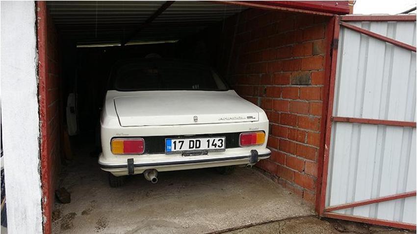 Çanakkale'de 33 yıldır gözü gibi baktığı 1977 model Anadol marka aracını, yaptırdığı özel garajında saklıyor