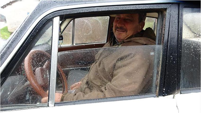 Çanakkale'de 33 yıldır gözü gibi baktığı 1977 model Anadol marka aracını, yaptırdığı özel garajında saklıyor