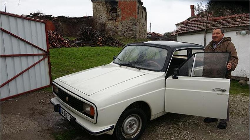 Çanakkale'de 33 yıldır gözü gibi baktığı 1977 model Anadol marka aracını, yaptırdığı özel garajında saklıyor