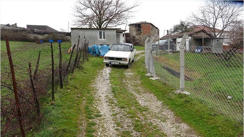 Çanakkale'de 33 yıldır gözü gibi baktığı 1977 model Anadol marka aracını, yaptırdığı özel garajında saklıyor