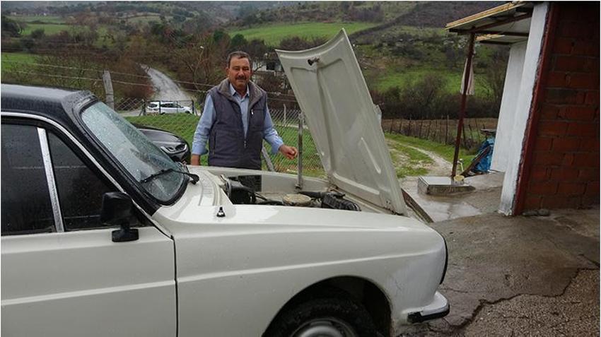 Çanakkale'de 33 yıldır gözü gibi baktığı 1977 model Anadol marka aracını, yaptırdığı özel garajında saklıyor