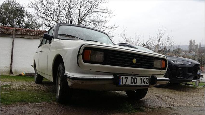 Çanakkale'de 33 yıldır gözü gibi baktığı 1977 model Anadol marka aracını, yaptırdığı özel garajında saklıyor