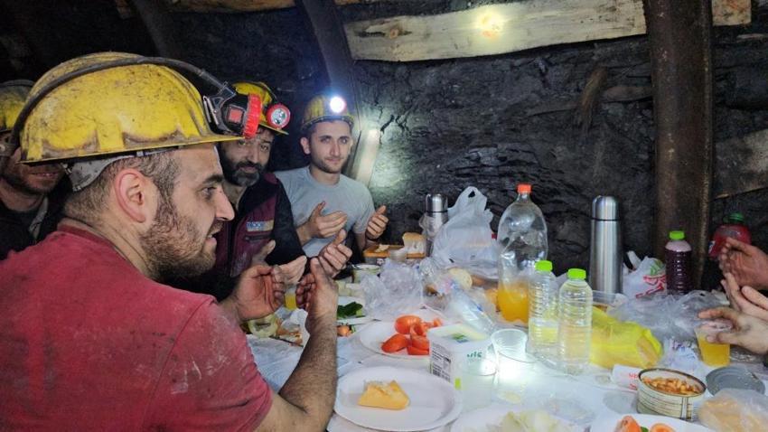 Yerin 200 metre altında ilk sahur! Zonguldaklı madenciler Ramazan ayını karşıladı