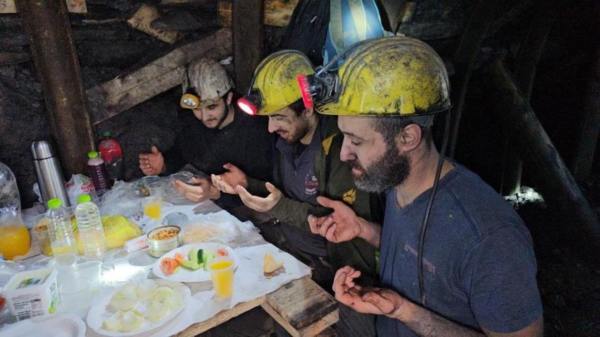 Yerin 200 metre altında ilk sahur! Zonguldaklı madenciler Ramazan ayını karşıladı