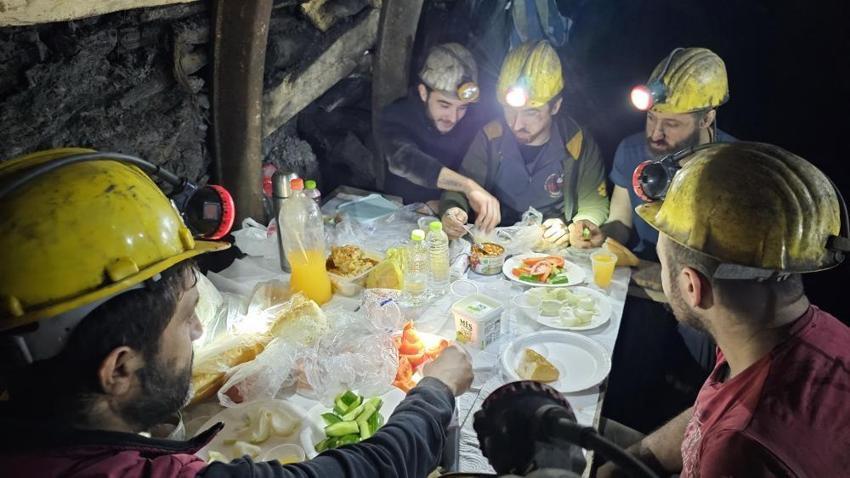 Yerin 200 metre altında ilk sahur! Zonguldaklı madenciler Ramazan ayını karşıladı
