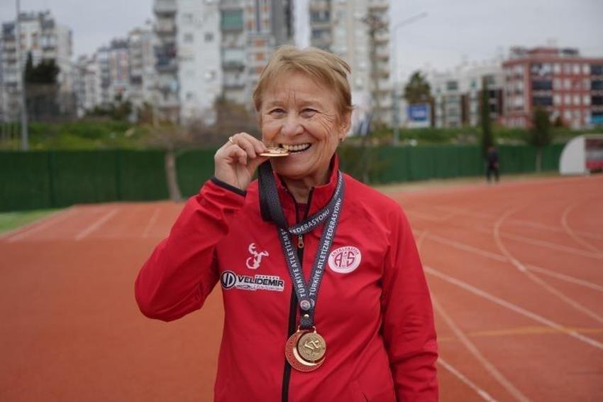 Antalya'da görenler inanamıyor! 82 yaşındaki Çiçek teyze pistlerin tozunu atıyor