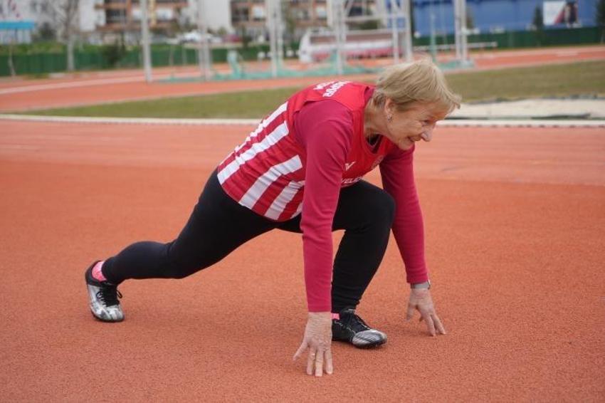 Antalya'da görenler inanamıyor! 82 yaşındaki Çiçek teyze pistlerin tozunu atıyor
