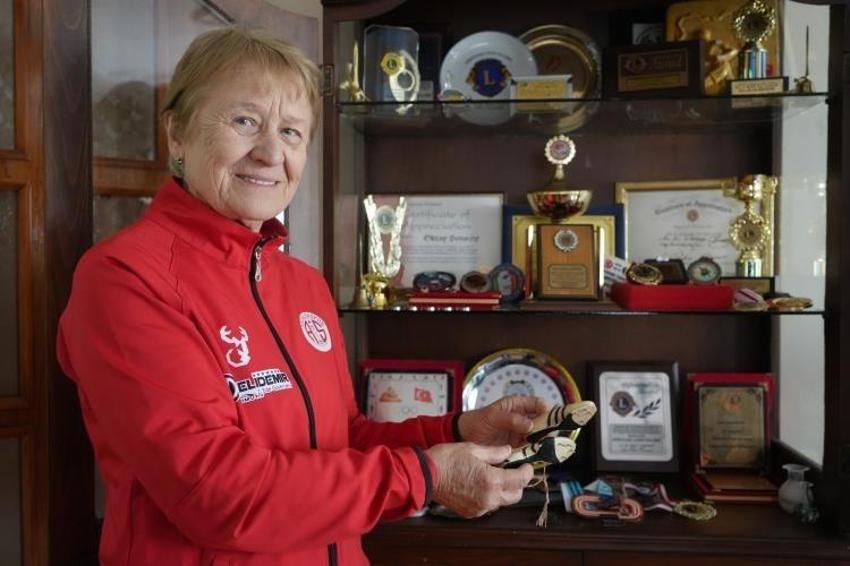Antalya'da görenler inanamıyor! 82 yaşındaki Çiçek teyze pistlerin tozunu atıyor
