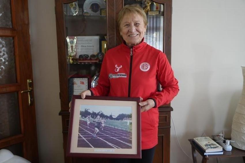 Antalya'da görenler inanamıyor! 82 yaşındaki Çiçek teyze pistlerin tozunu atıyor