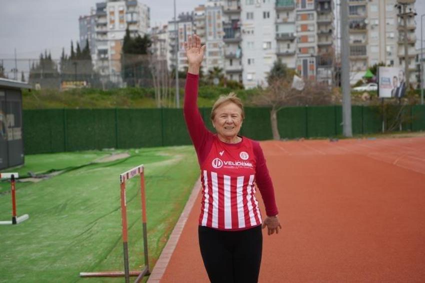 Antalya'da görenler inanamıyor! 82 yaşındaki Çiçek teyze pistlerin tozunu atıyor