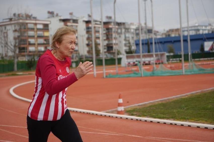 Antalya'da görenler inanamıyor! 82 yaşındaki Çiçek teyze pistlerin tozunu atıyor