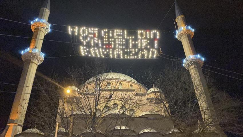 Baba-oğuldan 106 yıllık Reşadiye Camii'ne Ramazan mahyası