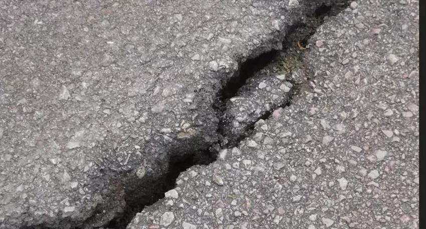 İzmit'te korkutan görüntü! İstinat duvarında dökülme oldu yarıklar her geçen gün büyüyor