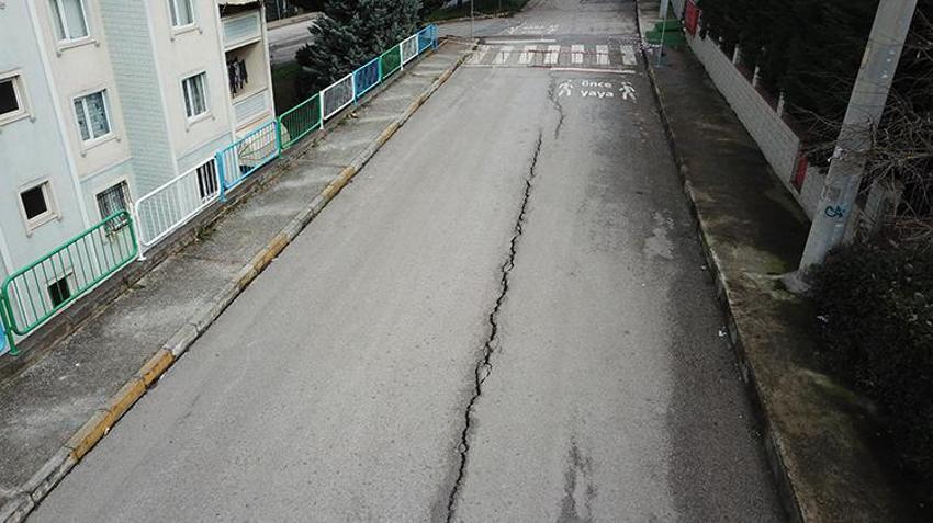 İzmit'te korkutan görüntü! İstinat duvarında dökülme oldu yarıklar her geçen gün büyüyor