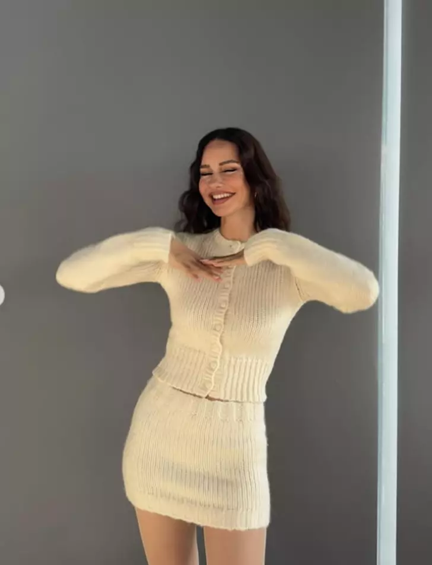 Örgü mini eteğiyle Yasemin Özilhan tepki çekti!
