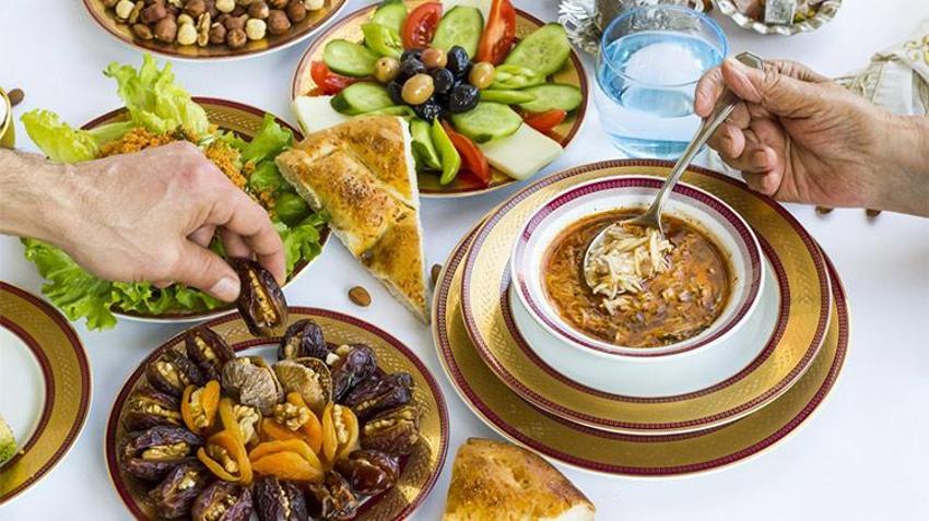 İftara ne pişirsem? 2. gün iftar menüsü: Ramazan'ın ikinci günü iftar sofrasında Mercimek, Ispanaklı Tavuk Dolma, gavurdağı salatası var! Tatlı da şekerpare...