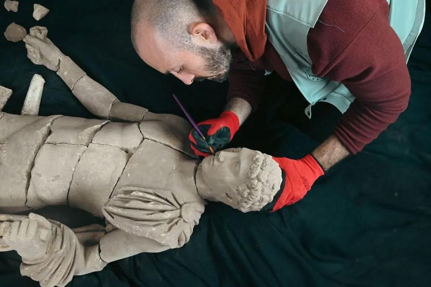 Aspendos Antik Kenti'nde heyecanlandıran buluş! Bakan Ersoy açıkladı: Hermes mermer heykeli gün yüzüne çıktı