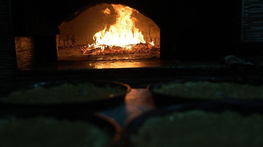 Konya'da Ramazan ayının vazgeçilmez lezzeti; odun ateşinde tahinli pide