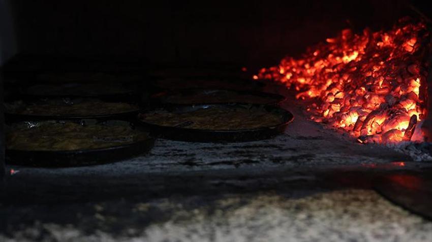 Konya'da Ramazan ayının vazgeçilmez lezzeti; odun ateşinde tahinli pide