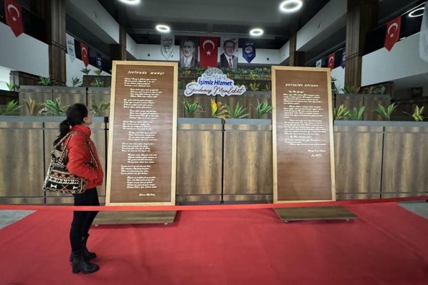 İstiklal Marşı ve Gençliğe Hitabe'yi ahşaba işledi!